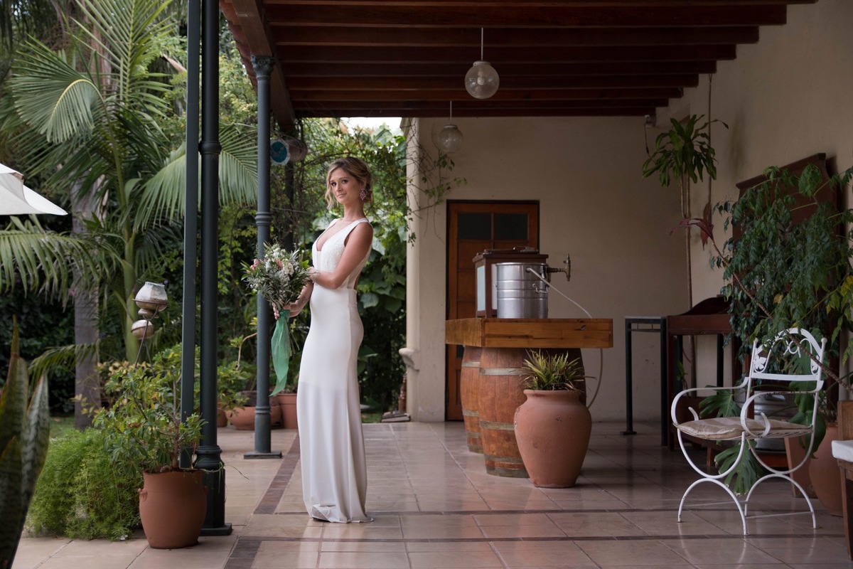 modelo luciendo su vestido de novia en el patio de Terranova San Jeronimo, por Cristian Moriñigo, fotógrafo de bodas argentino