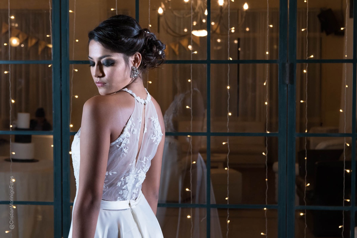 Novia de espaldas mostrando su vestido de novia - Cristian Moriñigo, fotógrafo de bodas de Roldán
