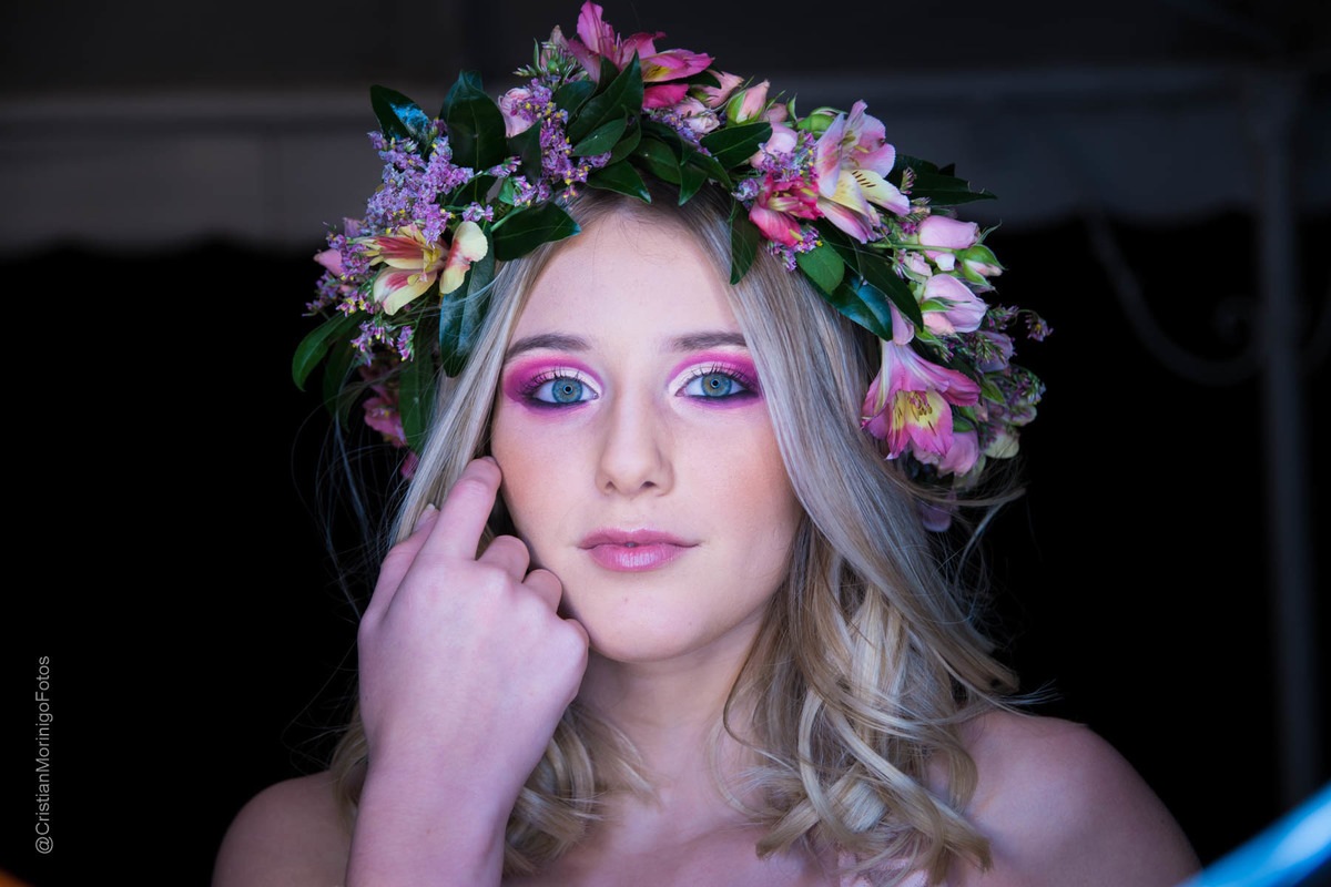 quinceañera con corona de flores naturales de colores hechas por Anastasia Dzisiuk, por Cristian Moriñigo Fotógrafo de quince años de Roldán