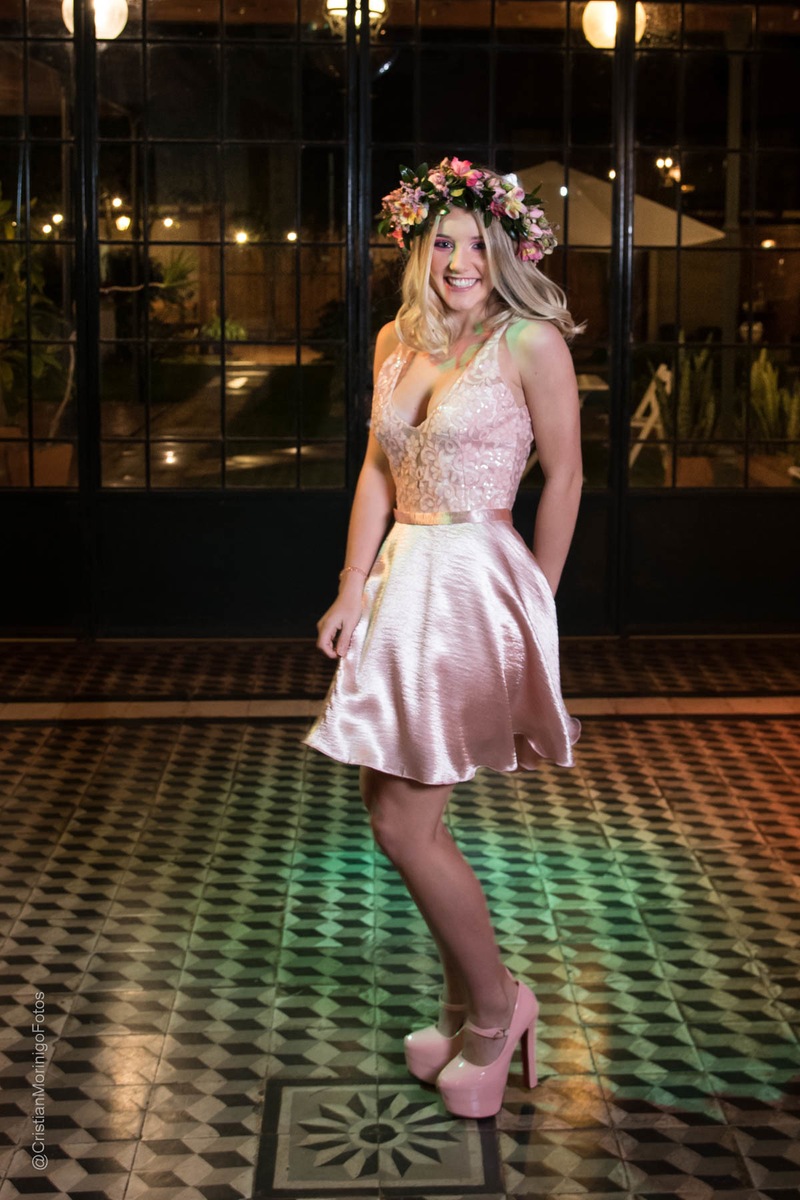 quinceañera bailando en Terranova Eventos con vestido rosa y corona de flores. Fotógrafo de 15 en Roldán
