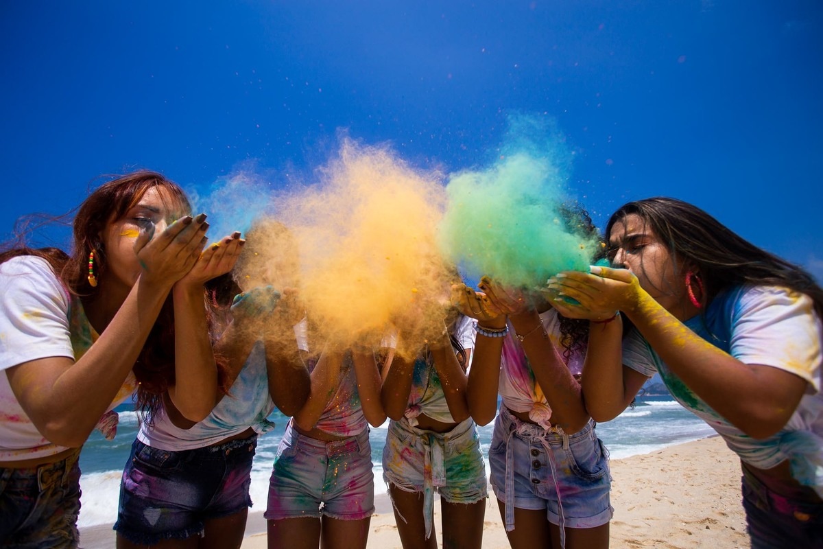 meninas assoprando pó colorido para fotos.