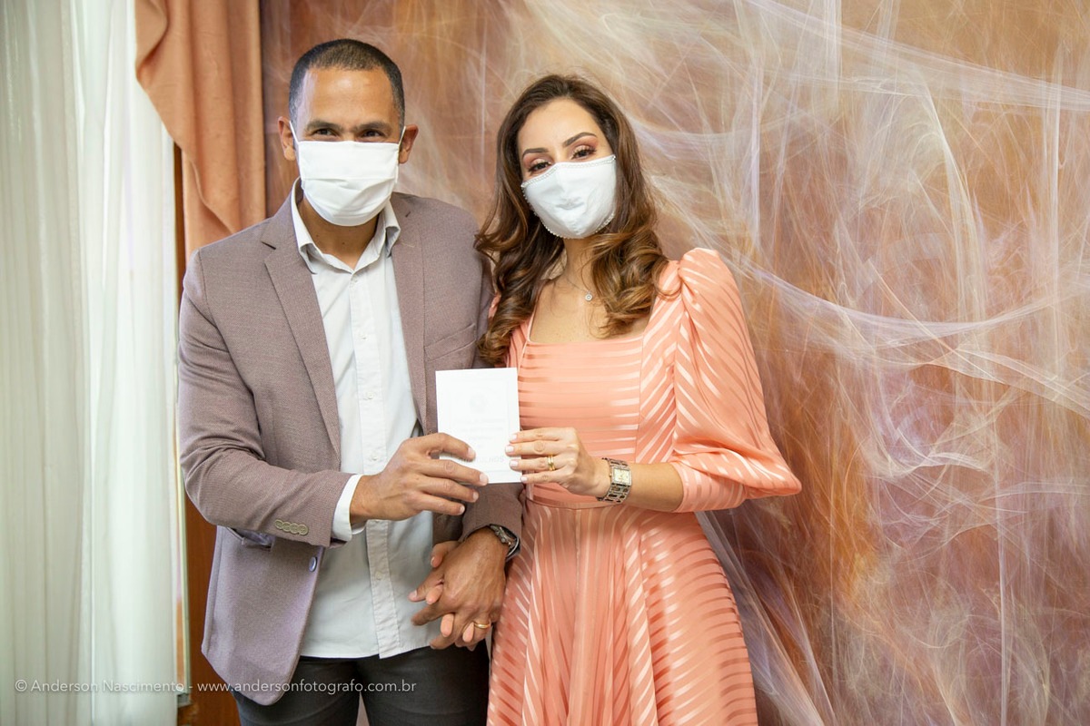 casal-de-noivos-usando-mascara-coronavirus-pandemia-covid