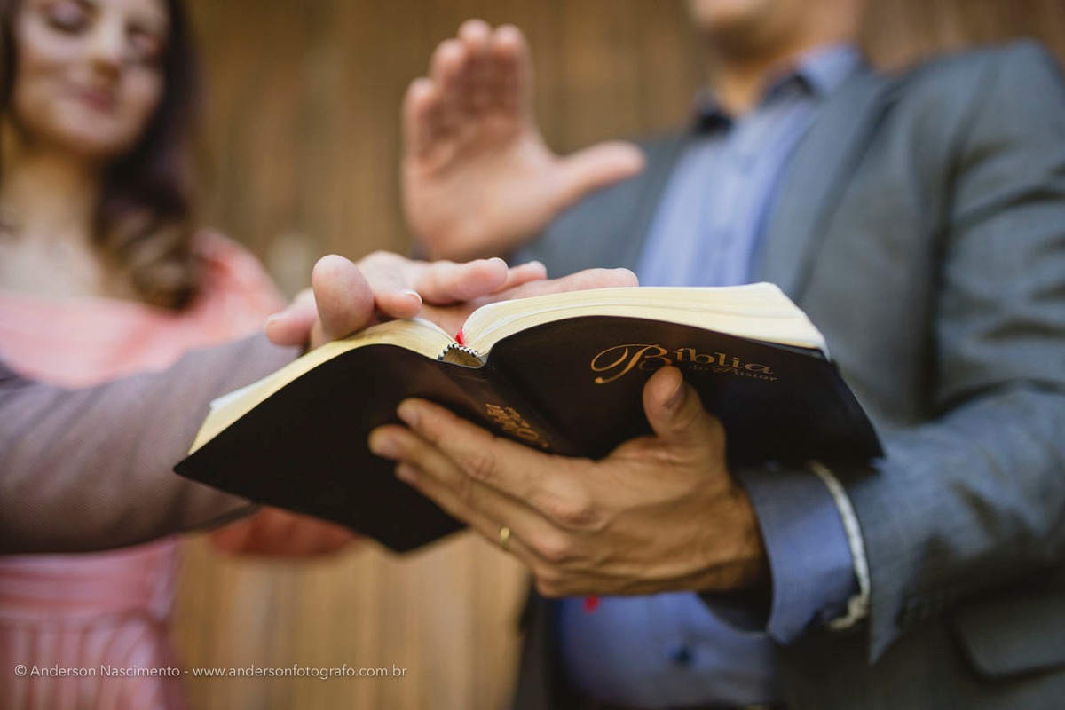 pastor-segurando-biblia-celebracao-casamento1