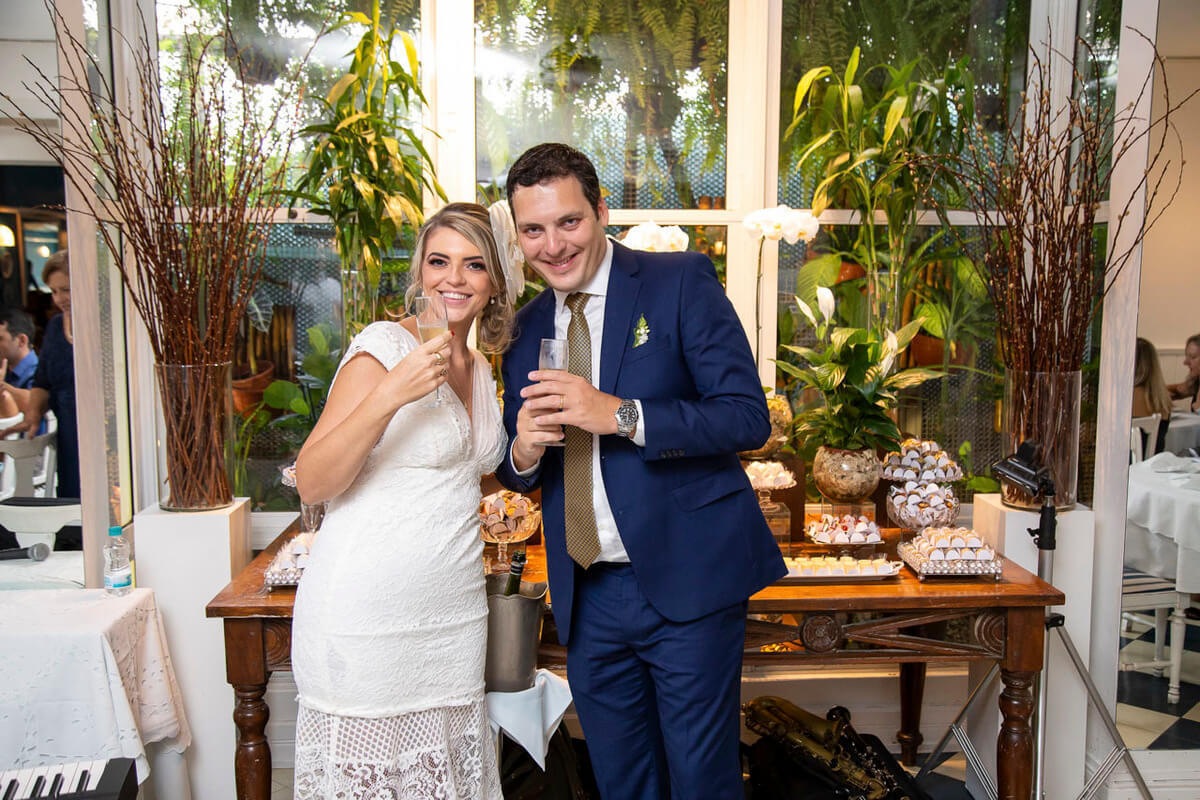 brinde-casal-mesa-bolo-Lalouette-Restaurante-Frances