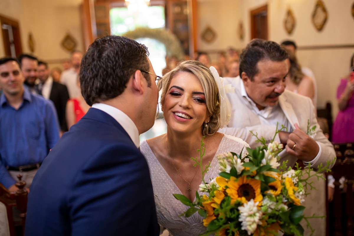 noivo-beijando-noiva-capela-santa-cruz-cambui-campinas