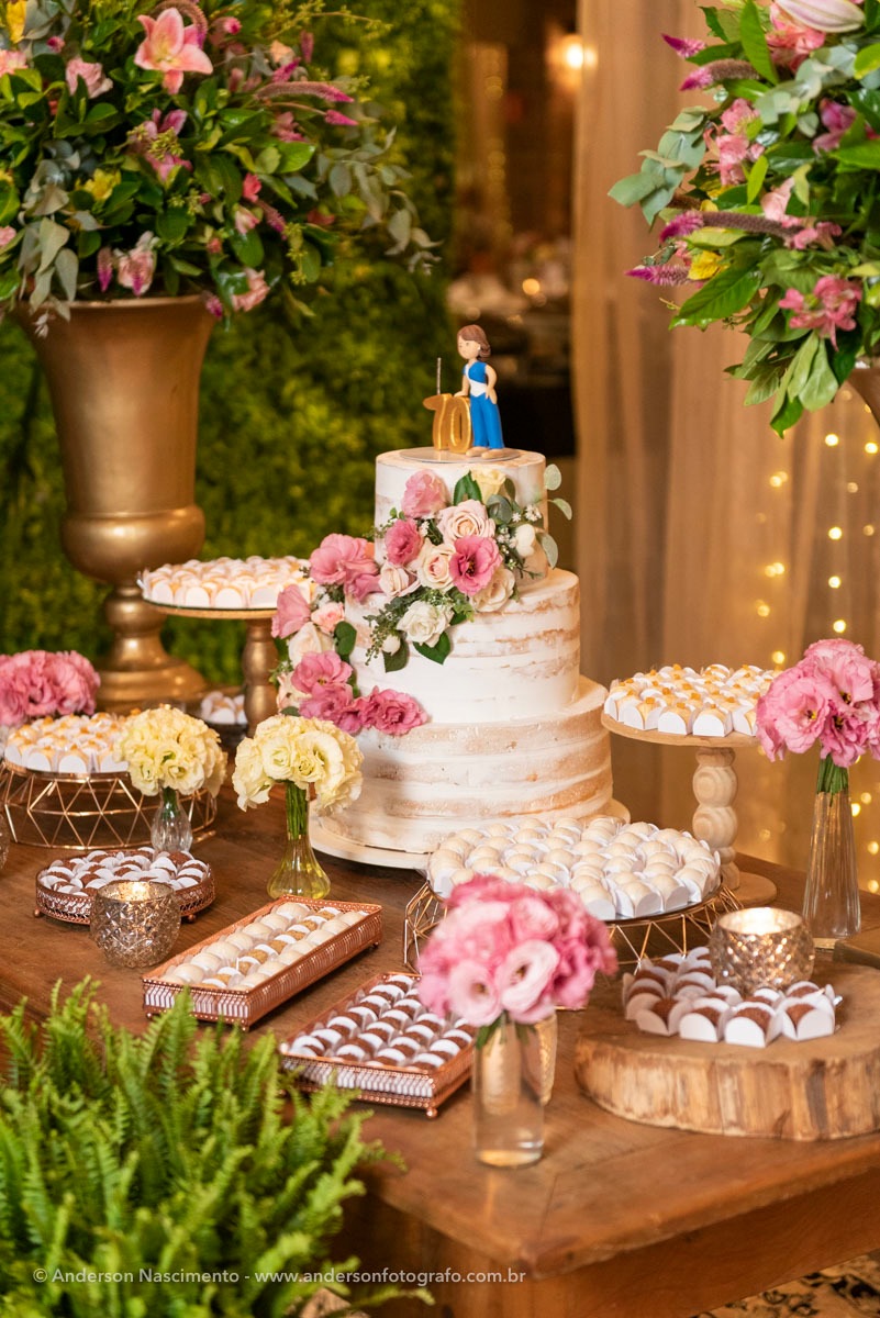 vista-parcial-mesa-decorada-buffet-mesa-docinhos-aniversario-casamento-villa-da-mooca