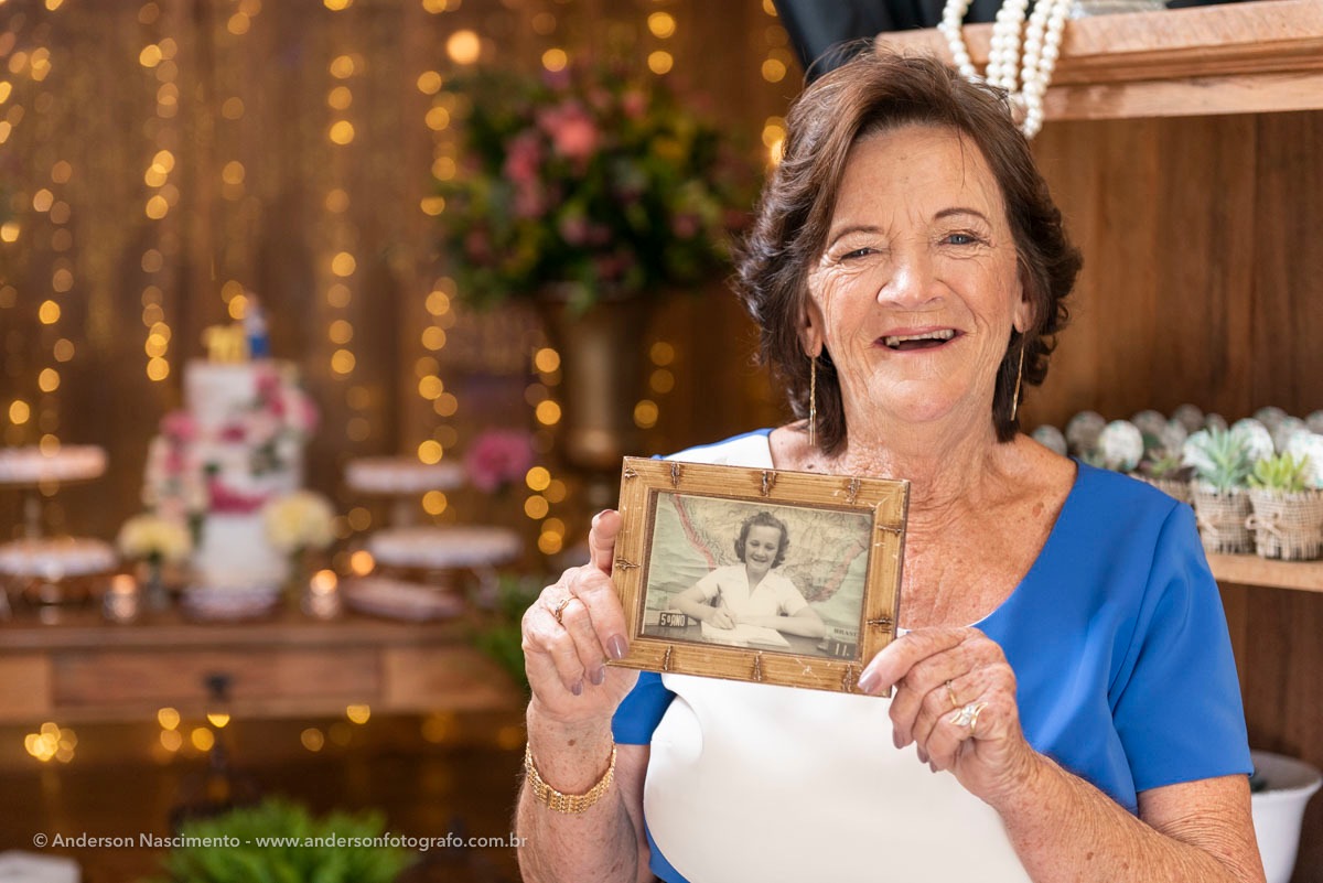 aniversariantes-70-anos-segurando-quadro-da-juventude-buffet-villa-da-mooca