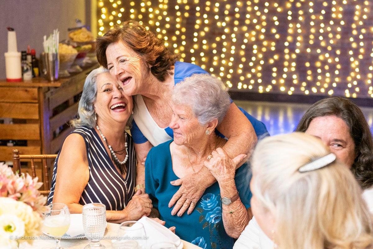 momentos-espontaneos-entre-amigas-aniversario-70-anos-buffet-villa-da-mooca
