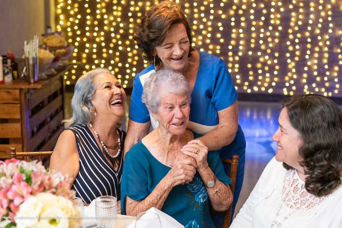 momentos-espontaneos-abracos-e-sorrisos-aniversario-70-anos-buffet-villa-da-mooca