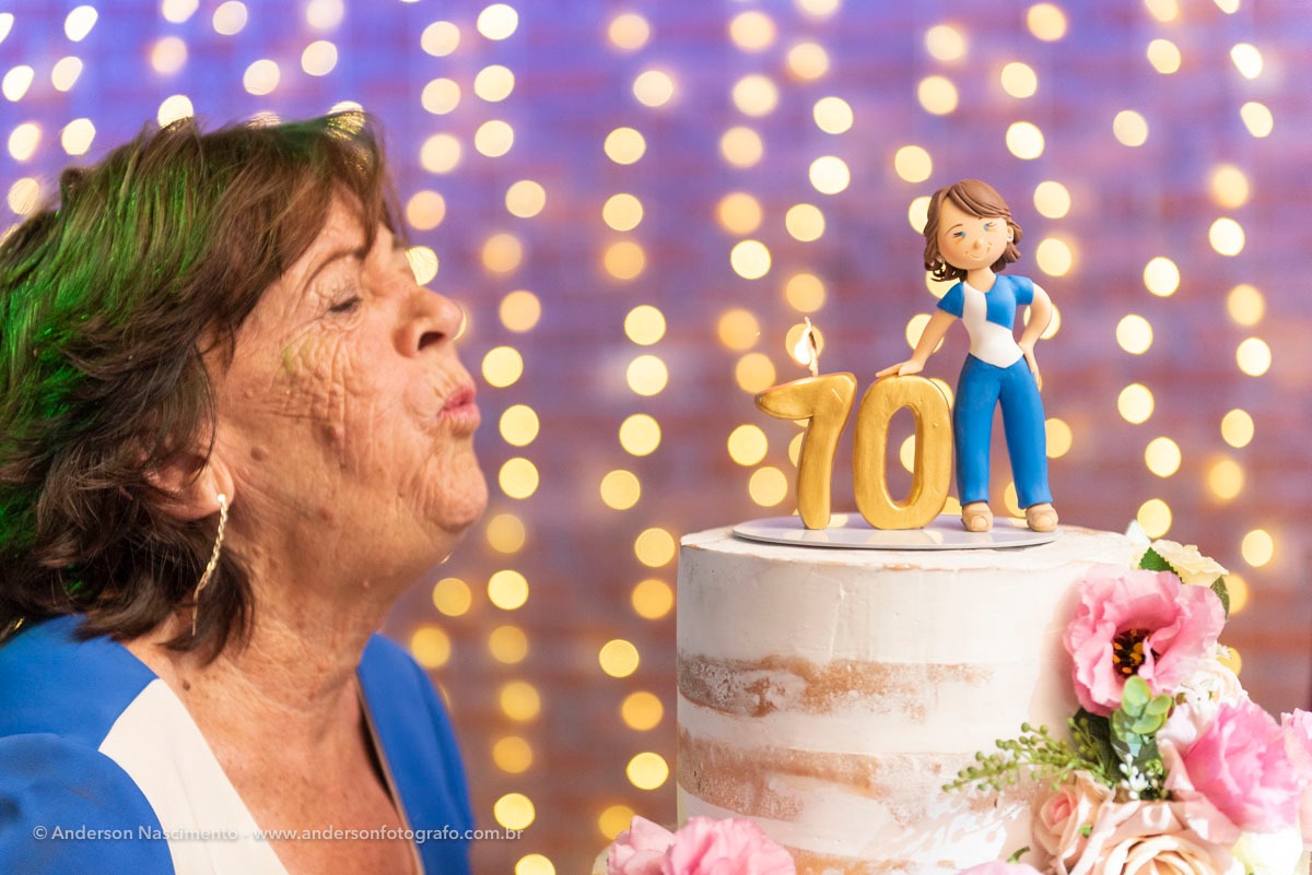 aniversariante-70-anos-assoprando-velinhas-buffet-villa-da-mooca