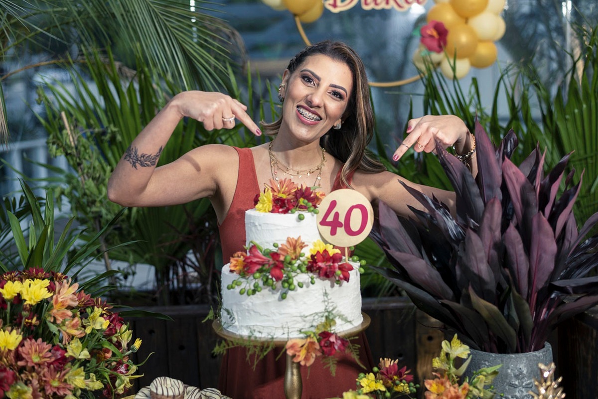 aniversariante-40anos-apontando-topo-do-bolo-maui-poke-restaurante-alphaville