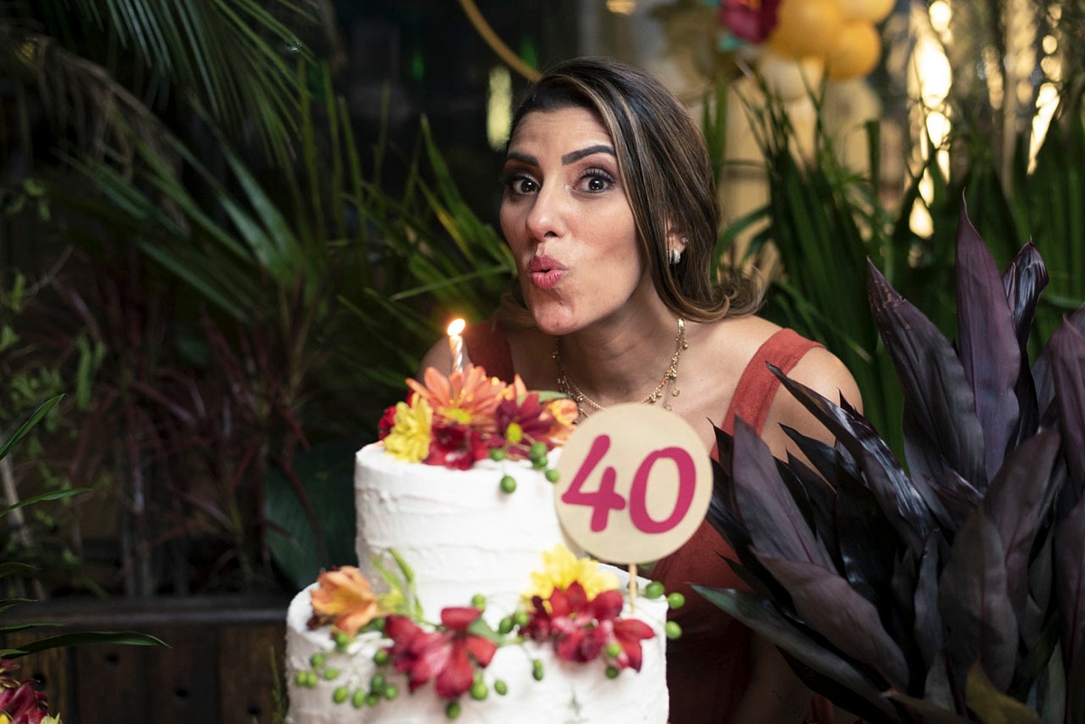 aniversariante-40anos-assoprando-velinhas-maui-poke-restaurante-alphaville