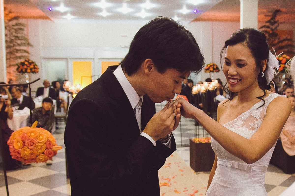 troca-alianca-noivo-beijando-buffet-yano