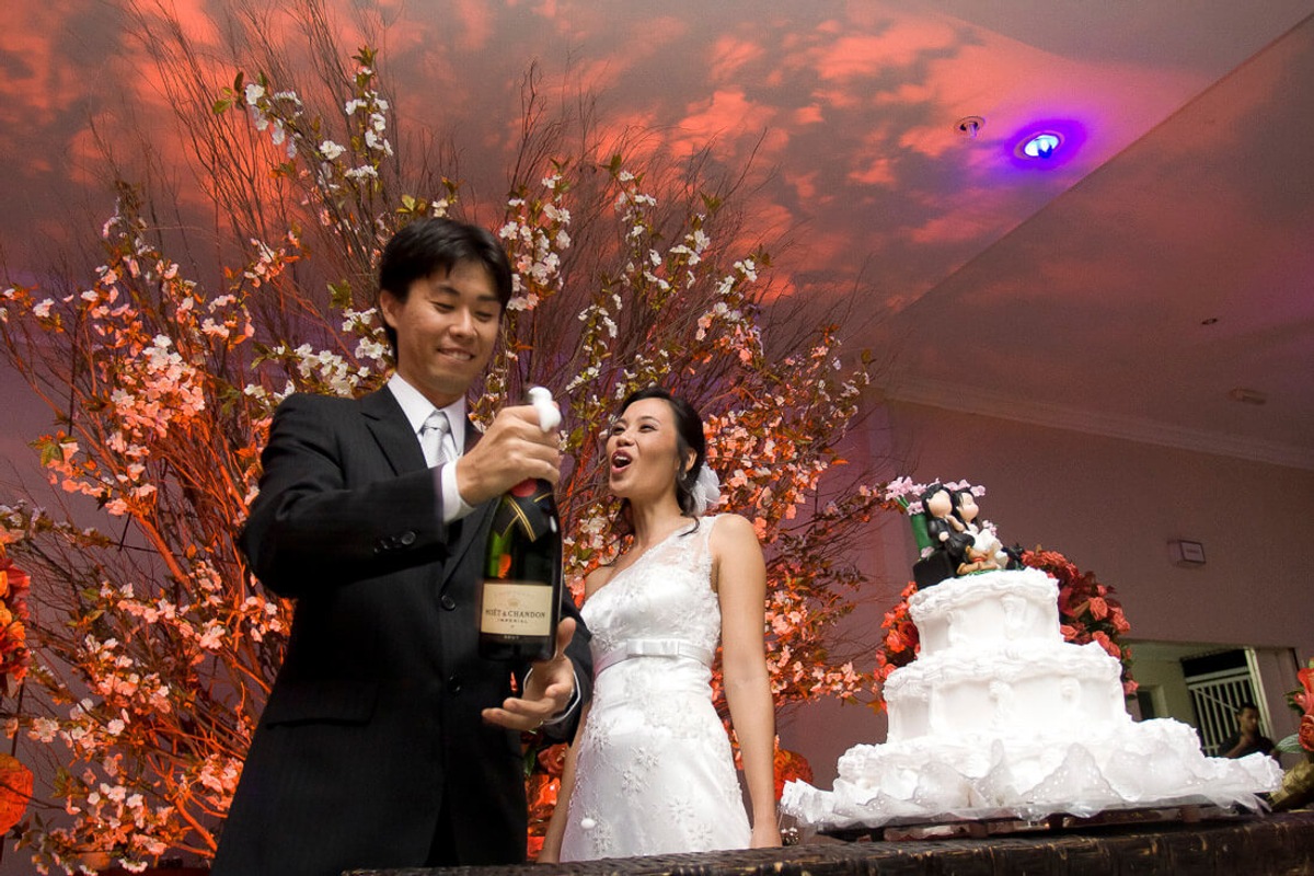 noivo-estourando-champagne-buffet-yano