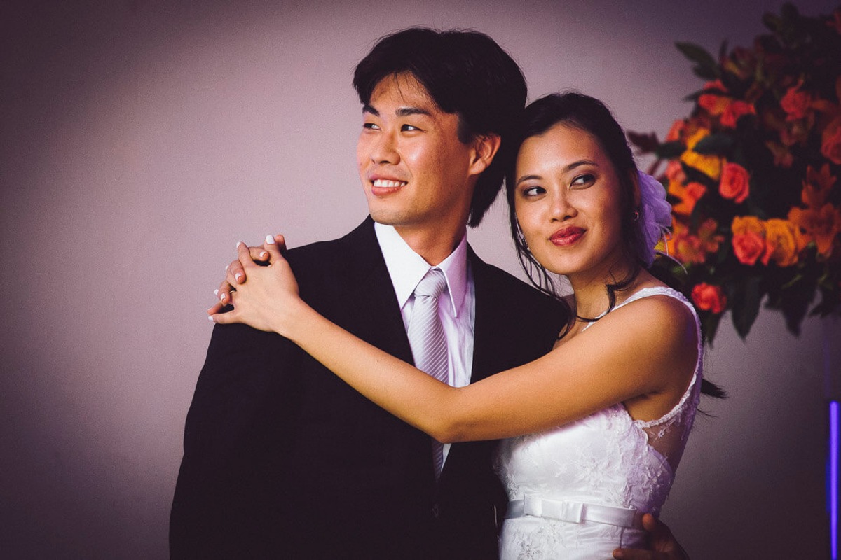 noivos-abracados-sorrindo-buffet-yano-casamento
