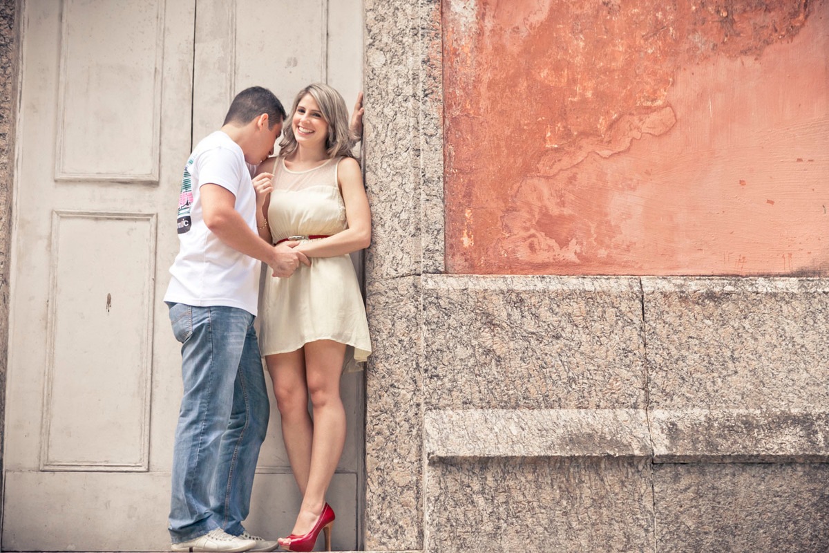 noivo-beijando-ombro-noiva-ensaio-noivos-parque-lage