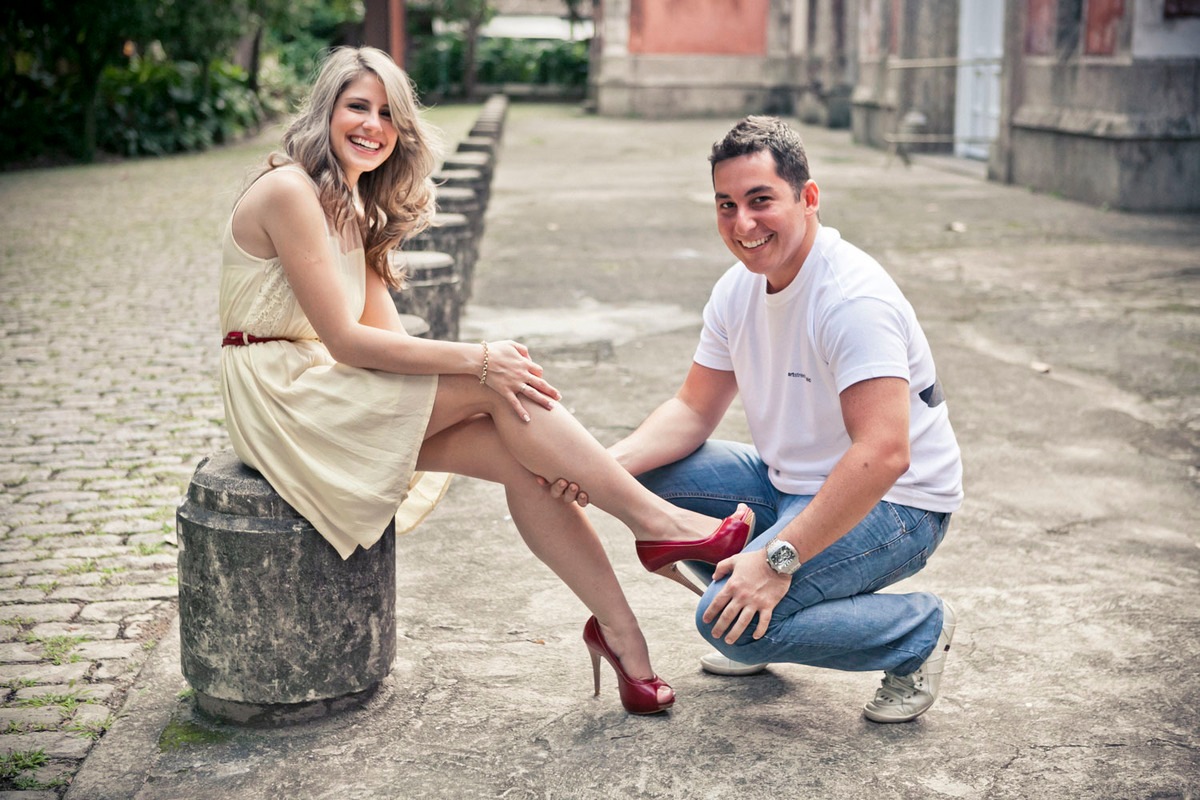 noivo-colocando-sapato-noiva-ensaio-pre-wedding-parque-lage