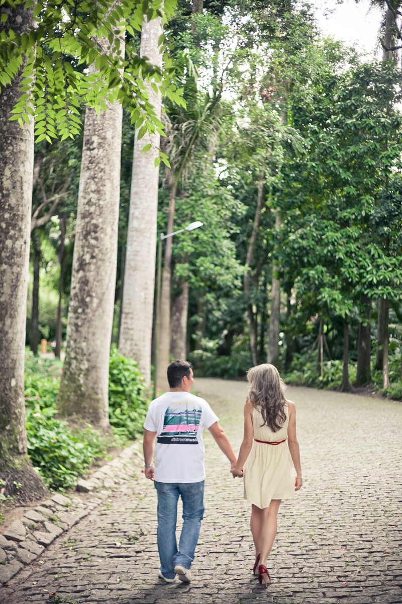 noivos-caminhando-ensaio-fotografico-pre-wedding-parque-lage