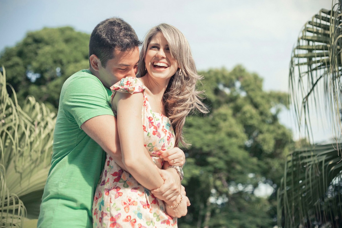 ensaio-fotografico-noivos-sorrindo-parque-lage