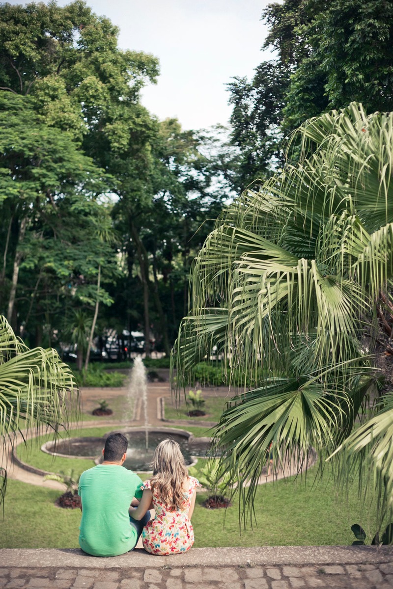 noivos-sentados-olhando-vista-parque-lage-rj