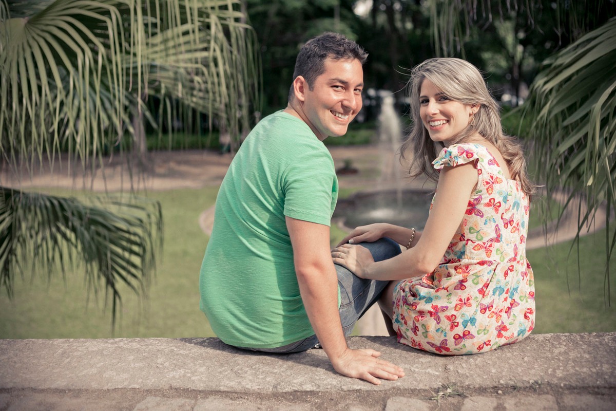 pre-wedding-casal-sentado-olhando-para-tras-parque-lage-rj