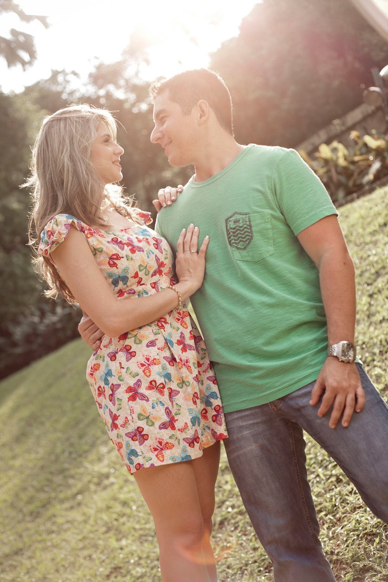 noivos-abracados-ensaio-pre-wedding-parque-lage
