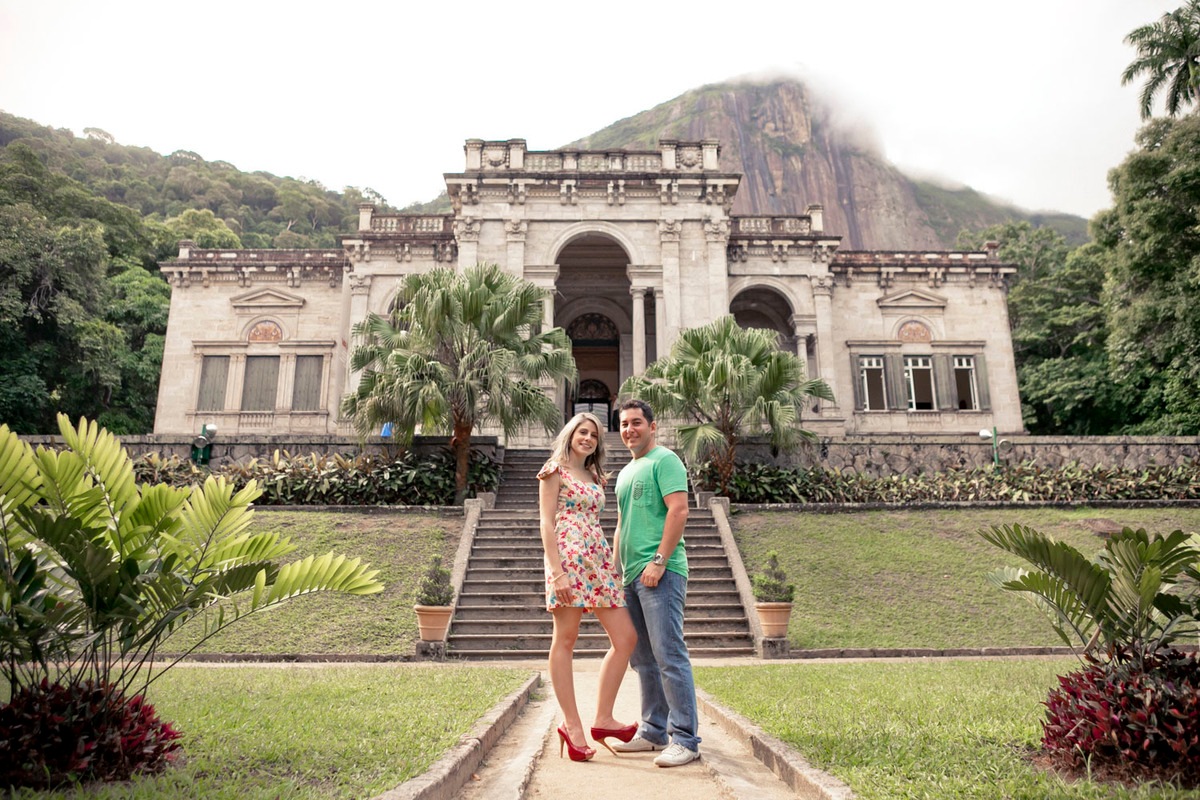 casal-posando-ensaio-pre-wedding-no-parque-lage-rj