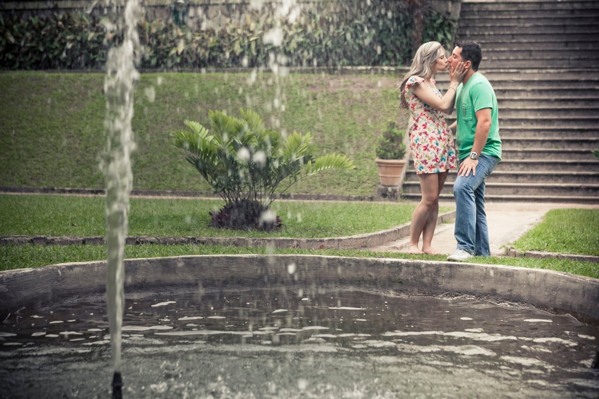 casal-se-beijando-parque-lage-chafariz-rj
