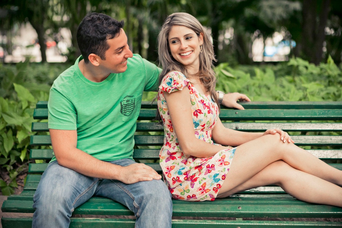 casal-se-olhando-sentados-banco-ensaio-noivos-parque-lage
