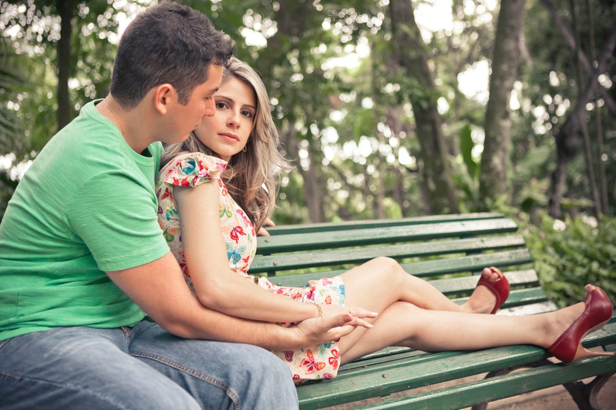 casal-sentado-banco-ensaio-noivos-parque-lage