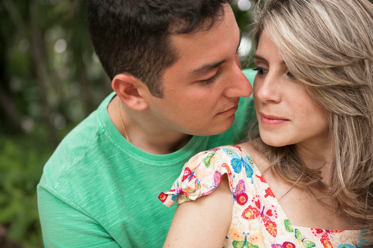 casal-apaixonado-ensaio-noivos-parque-lage