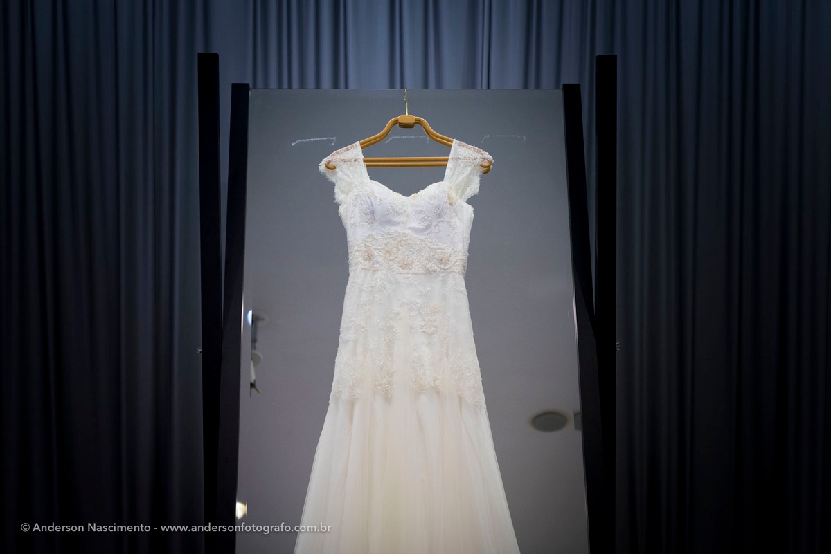 vestido-de-noiva-pendurado-durante-make