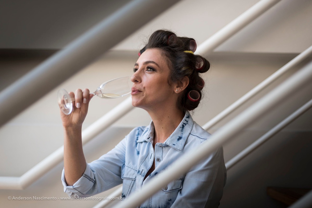 noiva-bebendo-champagne-make
