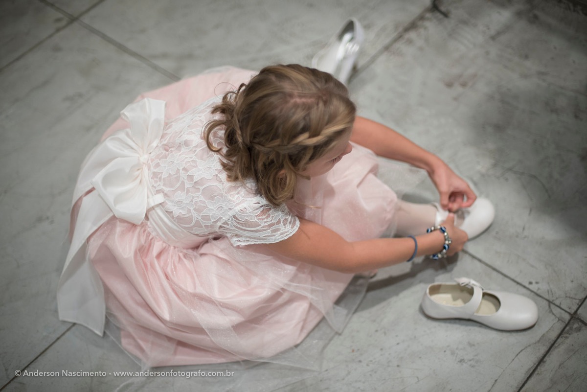 noivinha-amarrando-sapato-cerimonia-casamento