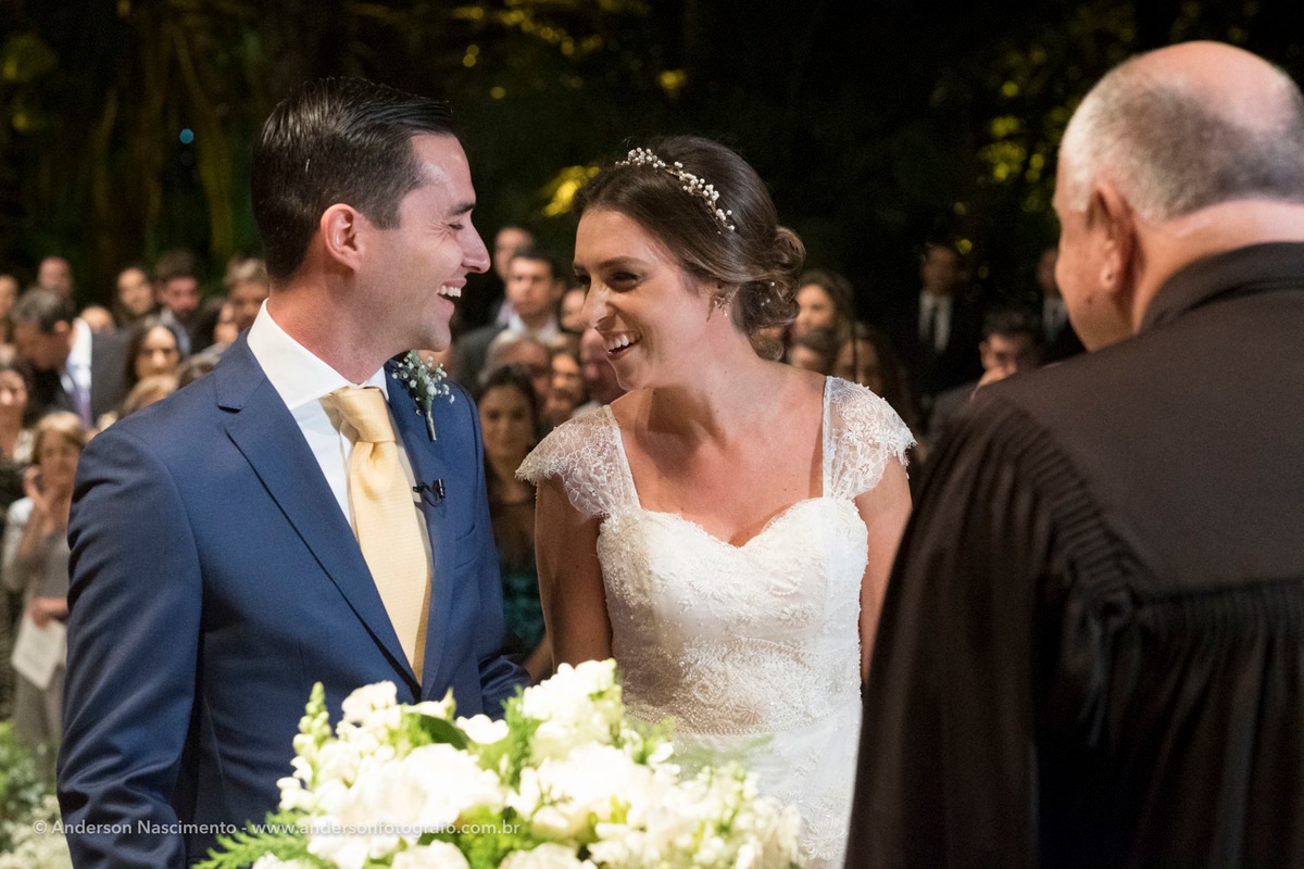 noivos-se-olhando-durante-cerimonia-casamento