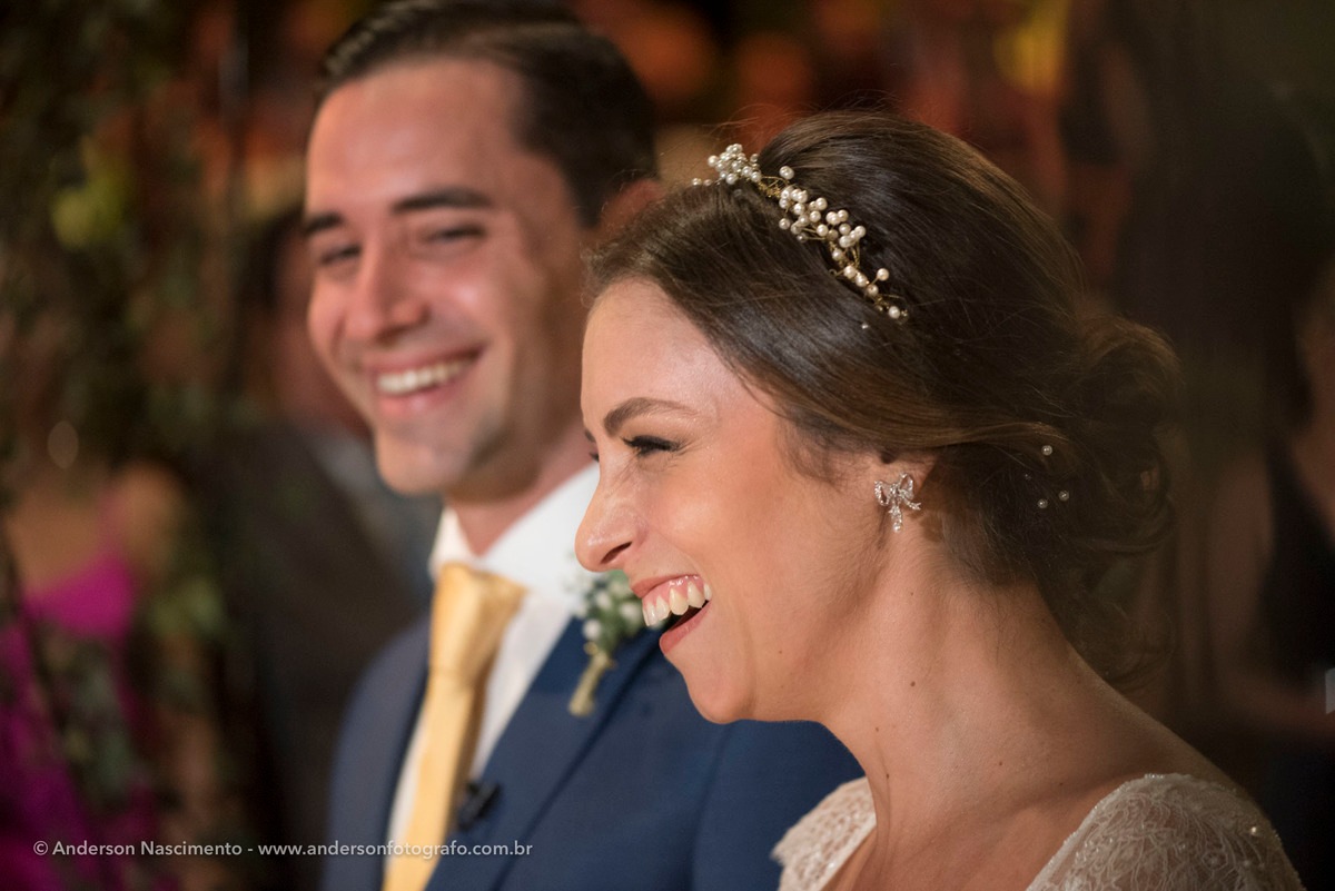 noiva-e-noivo-sorrindo-durante-celebracao-cerimonia-casamento
