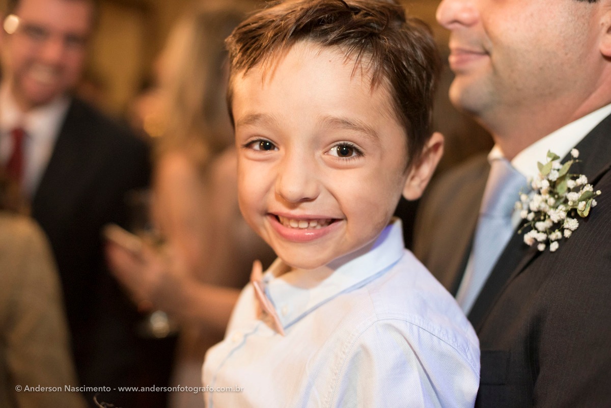 garoto-sorrindo-festa-casamento