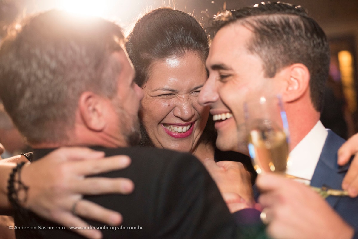 abraco-de-amigos-festa-casamento