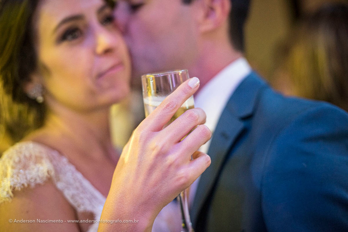 noiva-seguran-taca-casamento