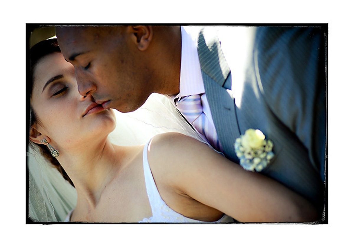 noivos-se-beijando-ensaio-fotografico-buffet-espaco-natureza