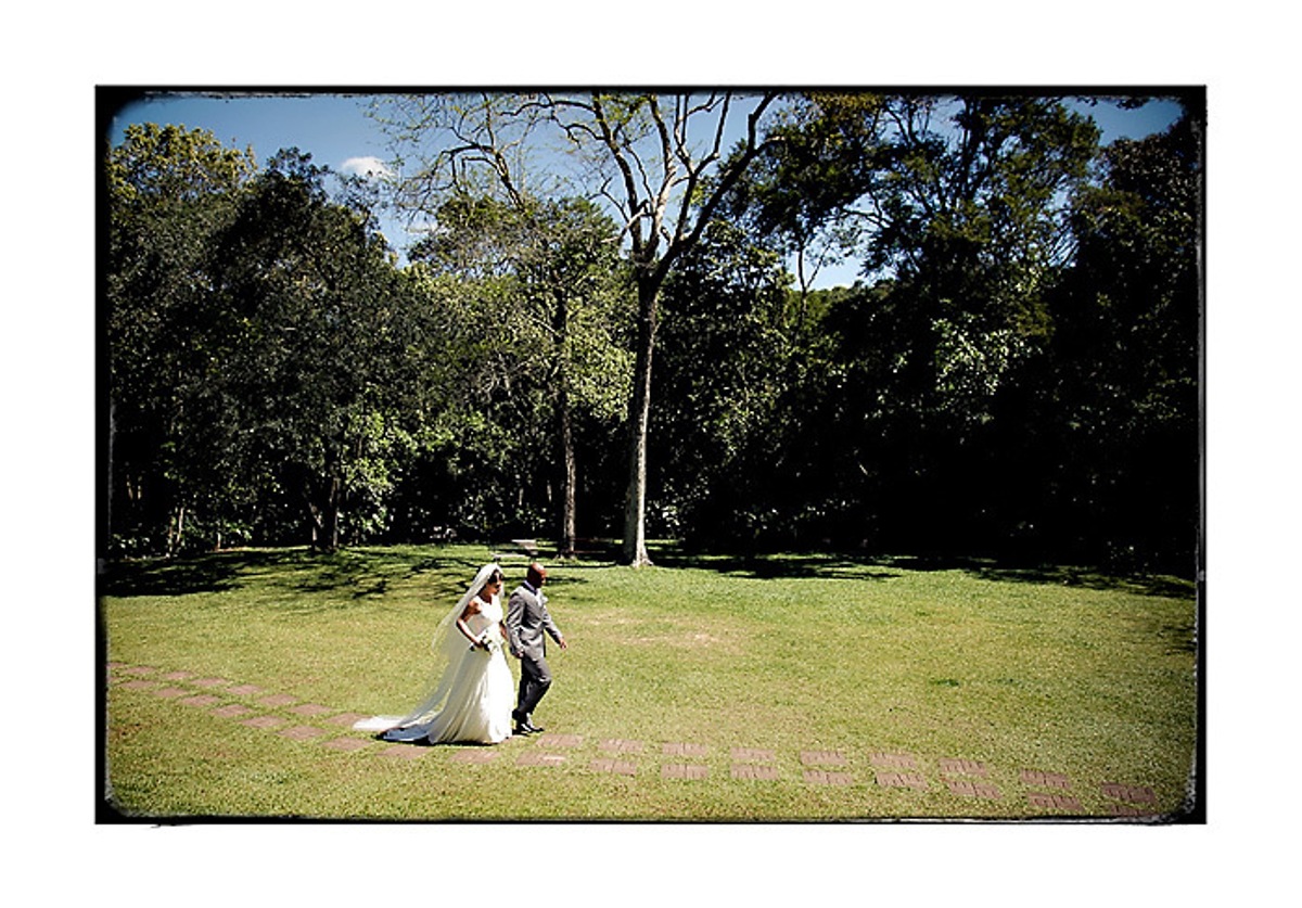 noivos-caminhando-gramado-verde-buffet-espaco-natureza