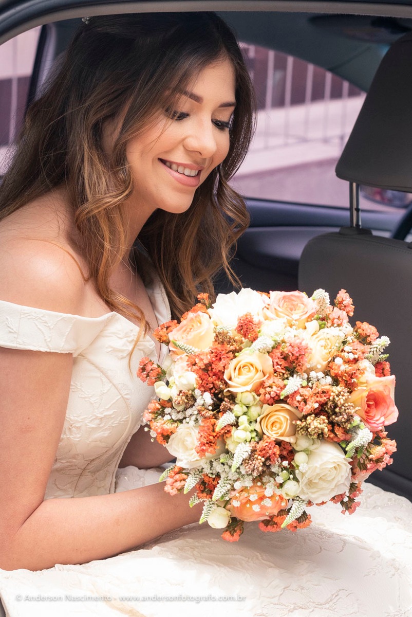 noiva-dentro-carro-segurando-bouquet