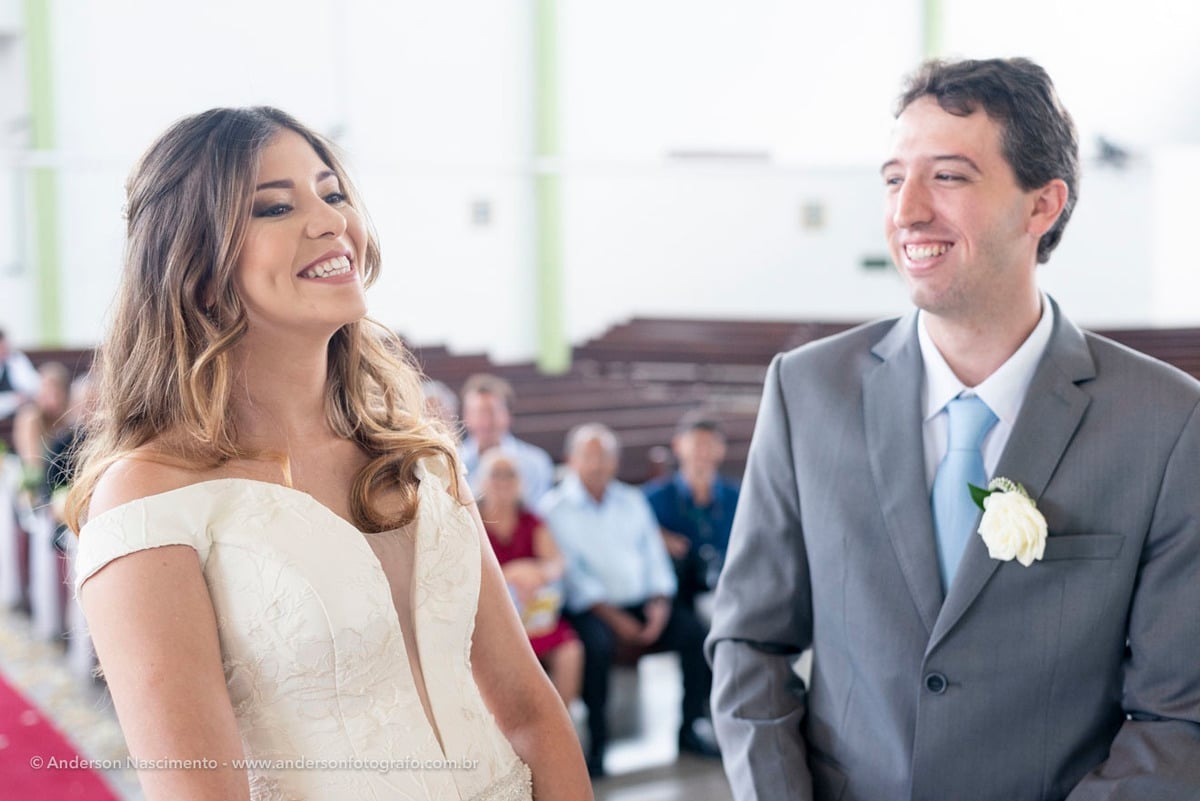 noivos-sorrindo-cerimonia-igreja