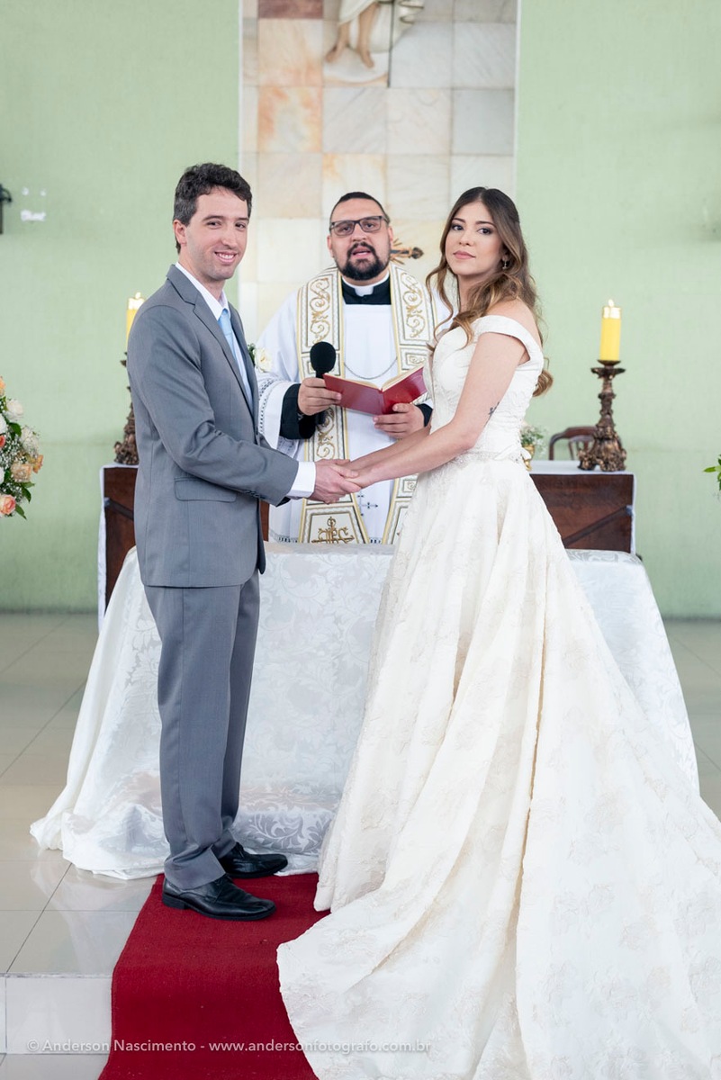 noivos-de-maos-dadas-capela-sao-patricio