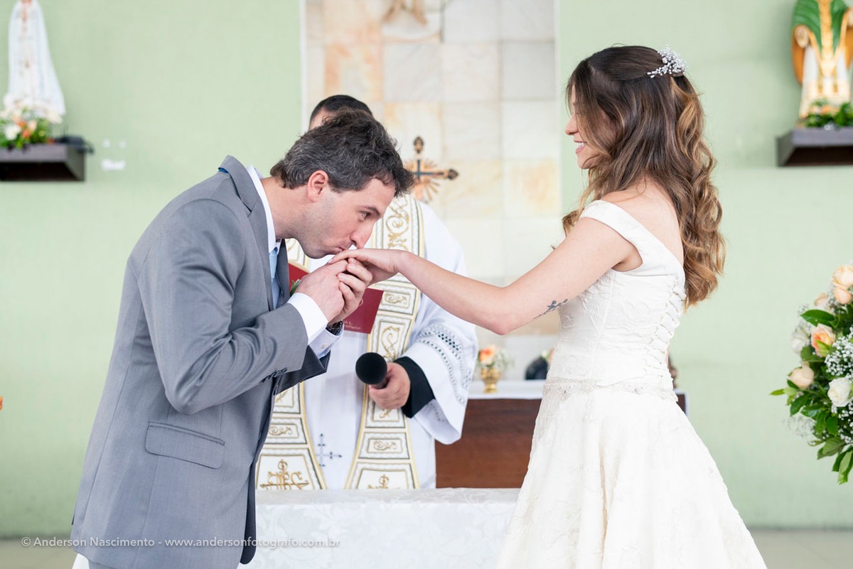 noivo-beijando-mao-da-noiva-cerimonia-casamento-capela-sao-patricio