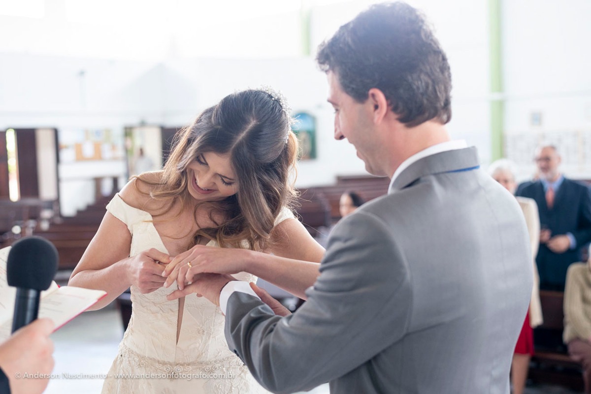 noiva-colocando-alianca-dedo-noivo-cerimonia-casamento