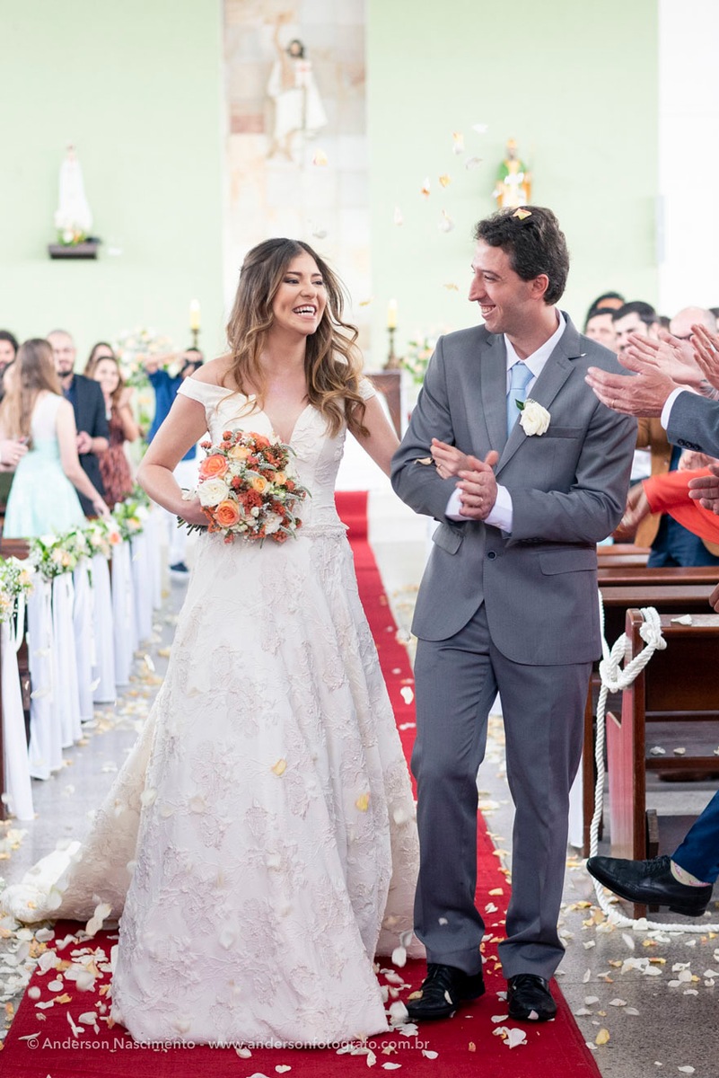 saida-noivos-petalas-rosas-capela-sao-patricio