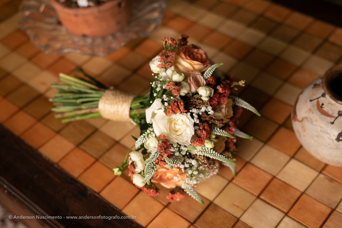 bouquet-bonito-apoiado-mesa