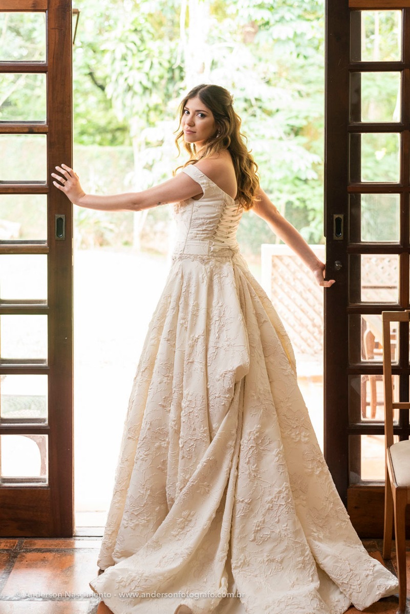 noiva-posando-porta-recepcao-buffet-guarapiranga