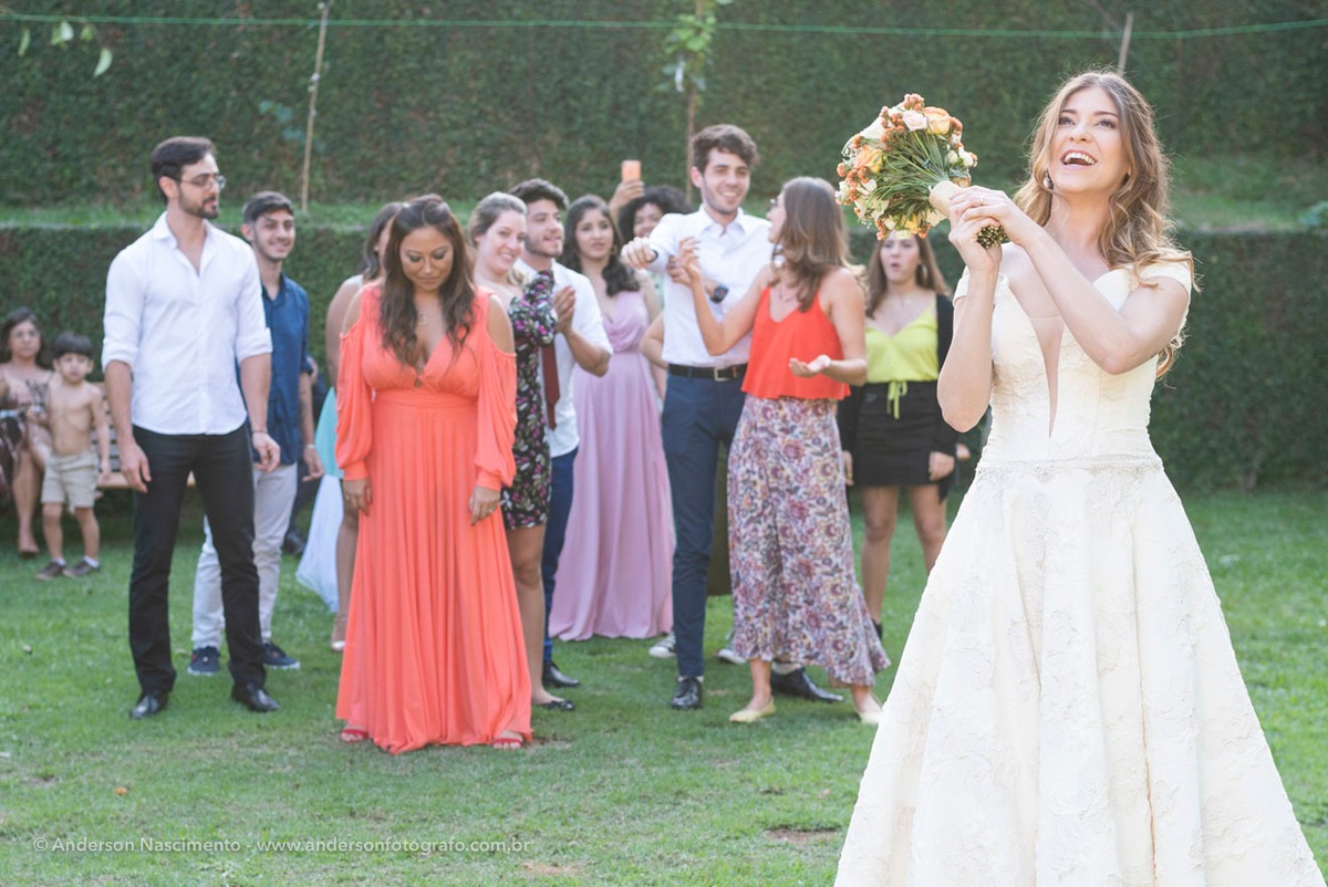 noiva-jogando-bouquet-casamento-buffet-guarapiranga
